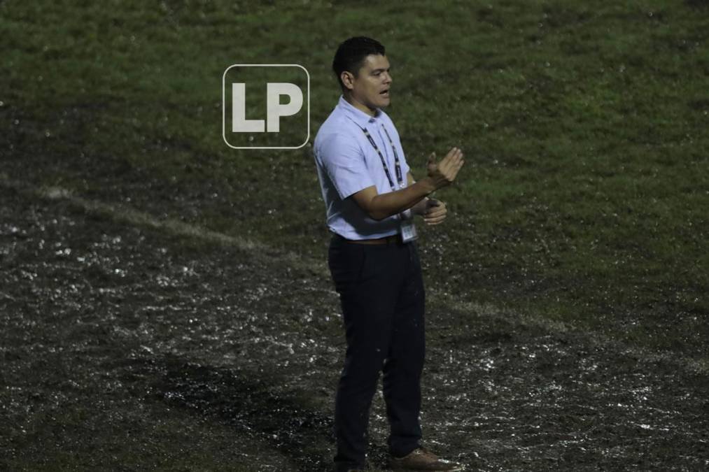 El entrenador de la Sub-20 de Honduras, Luis Alvarado, lució impecable pese a las condiciones de la cancha toda enlodada.