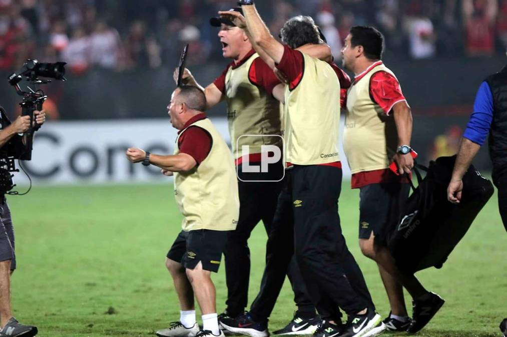 Pedro Troglio festejando con su cuerpo técnico su primer título internacional con el Olimpia.