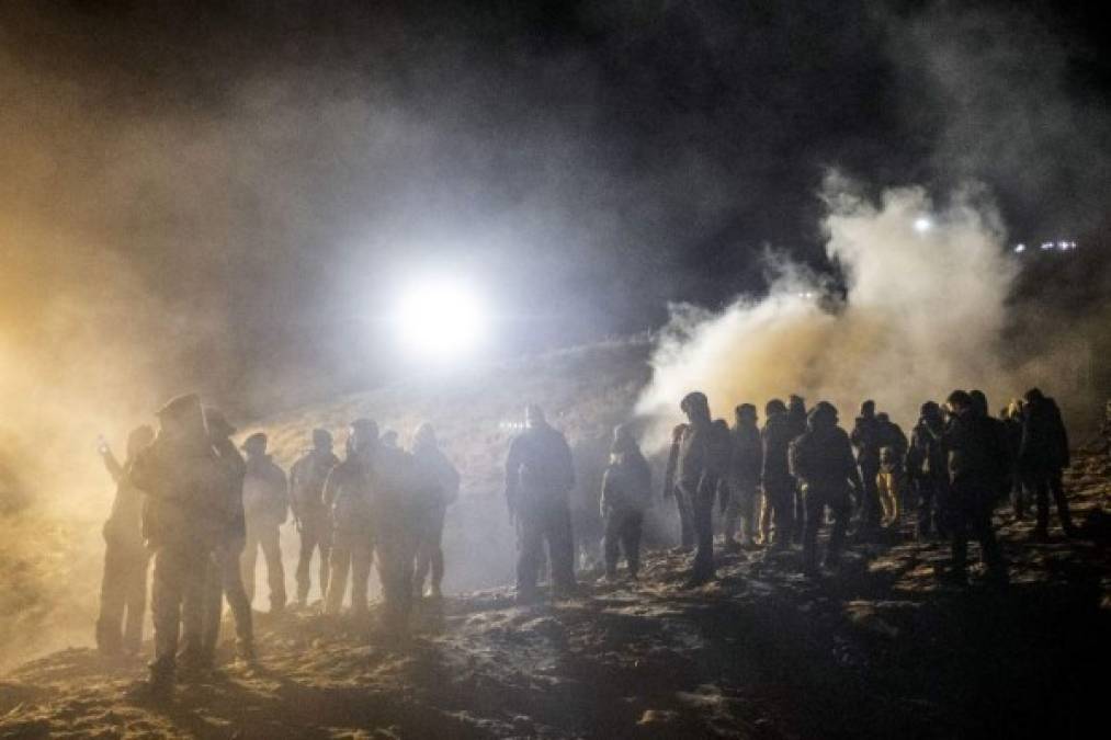 Los militares y los agentes fronterizos han atacado con gases lacrimógenos a los migrantes que ha intentado cruzar la frontera.