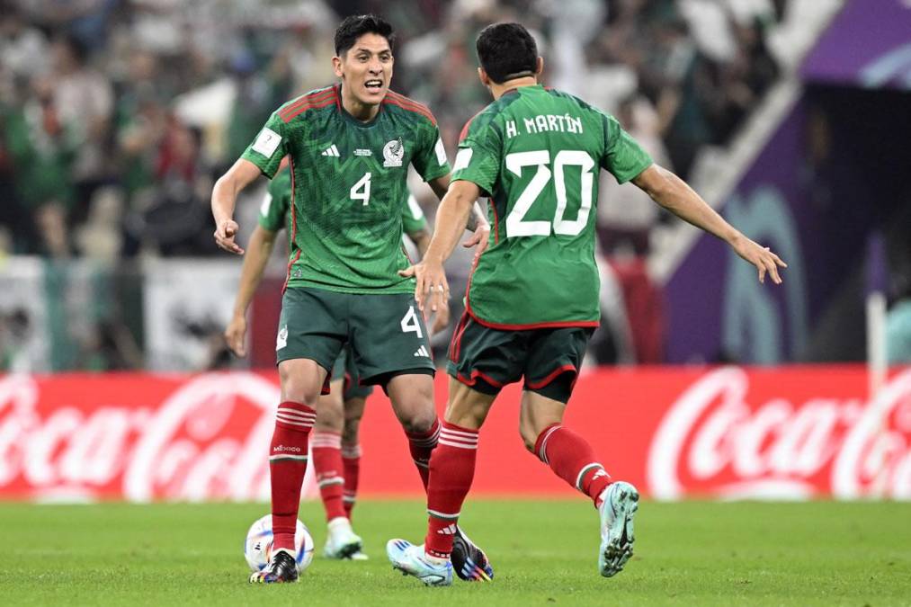Henry Martín celebrando con Edson Álvarez el primer gol de México ante Arabia Saudita.