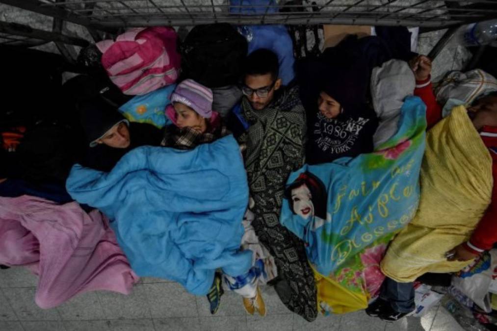 Venezuelan migrants wait outside the Ecuadoran Migration offices, at the Rumichaca International Bridge in Tulcan, Ecuador, on August 19, 2018, for an authorization that allows them to enter Ecuador.<br/><br/><br/>Bogota said on August 17 it was 'worried' that tightened Ecuadorean entry requirements for Venezuelans fleeing the economic and political crisis would leave thousands stranded in Colombia. Ecuador announced on Thursday that Venezuelans entering the country would need to show passports from Saturday onwards, a document many are not carrying. And Peru followed suit on Friday, announcing an identical measure due to begin a week later. / AFP PHOTO / Luis ROBAYO