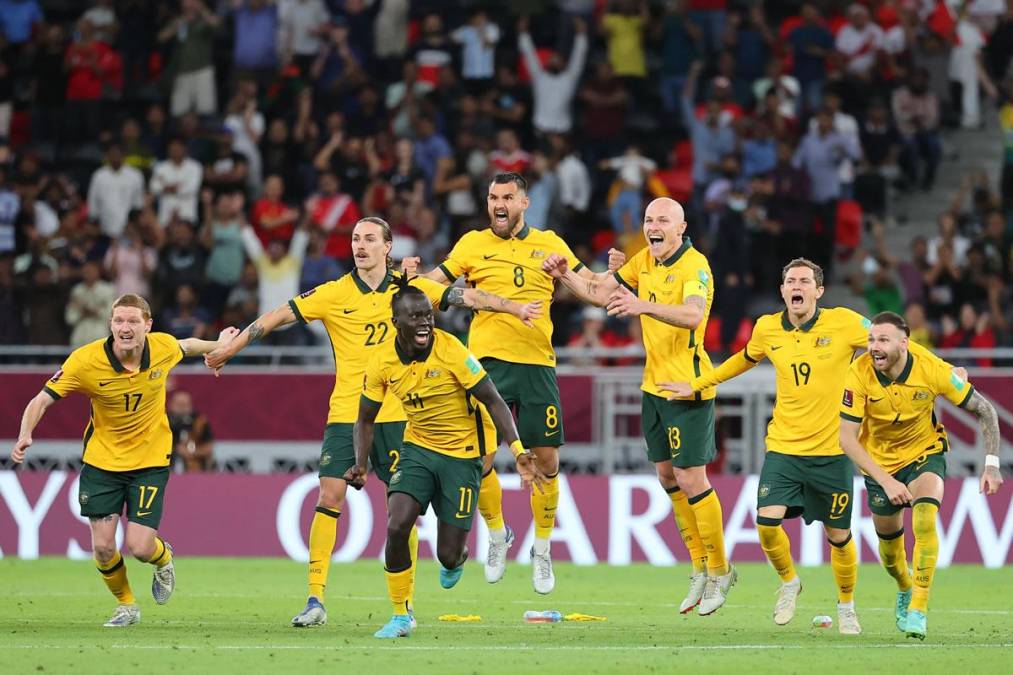 Los jugadores de Australia corren a celebrar con el portero Andrew Redmayne tras clasificar al Mundial de Qatar 2022.