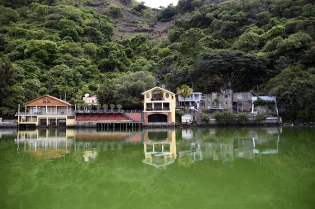 Guzmán indicó que en la ribera del lago hay decenas de basureros clandestinos que pobladores han instalado en orillas a la carretera, lamentó a la AFP.<br/>