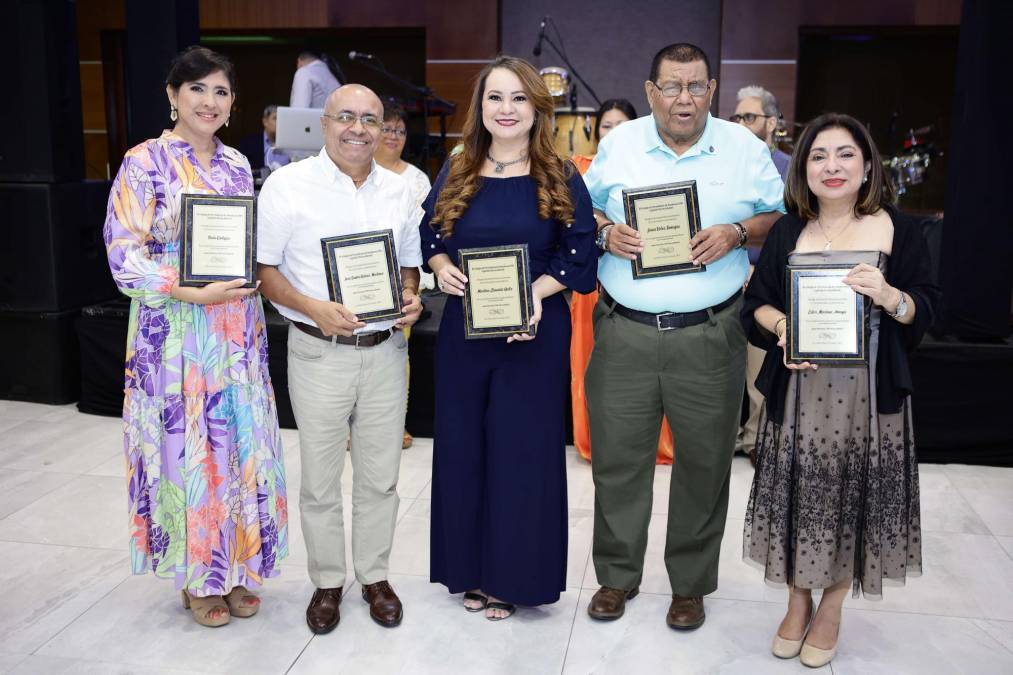 Una fraternal fiesta ha preparado la junta directiva del Colegio de Periodistas, Capítulo noroccidental, presidido por Lisseth García. La reunión tuvo lugar en el Centro de Convenciones del Hotel Copantl gracias al apoyo de la directiva con Luis Larach. Por otro lado, Silvia Rodríguez y su banda pusieron el ambiente bailable entre los colegas presentes. En la foto, los cinco homenajeados del evento posaron felices con sus reconocimientos, ellos son: Tesla Callejas, Santos Gálvez, Martina Ortíz, Jesús Banegas y Ester Amaya. 