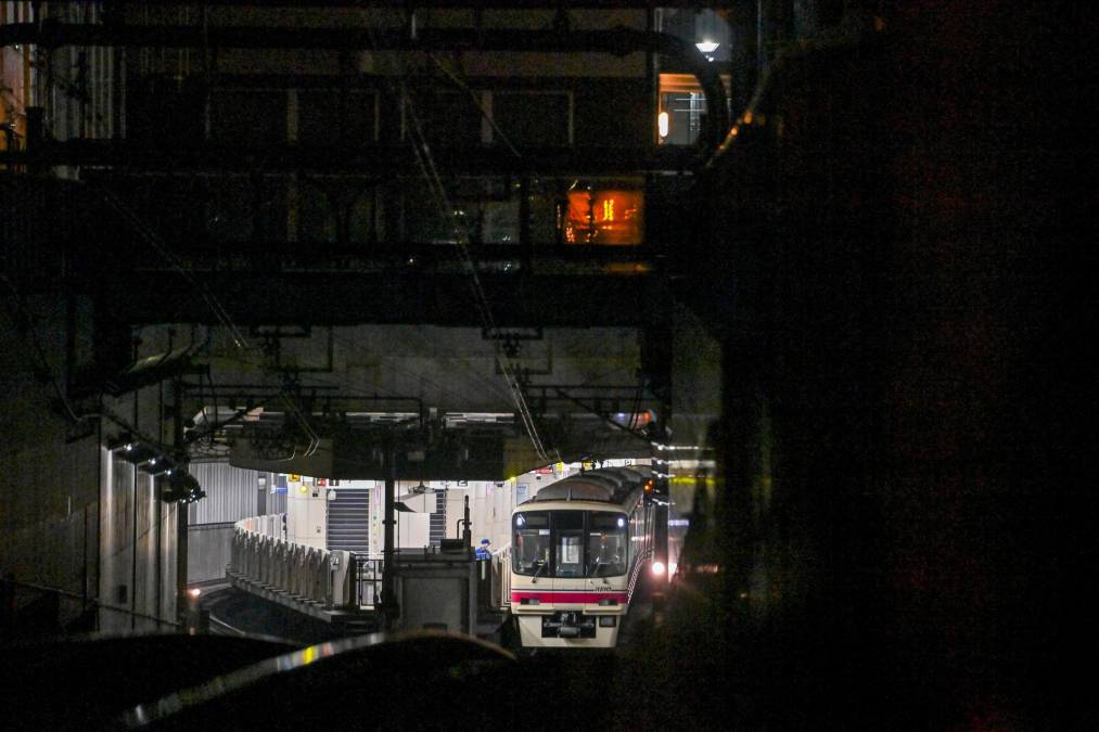 Terror en Tokio: Hombre disfrazado del Joker apuñala a varias personas e intenta incendiar el tren