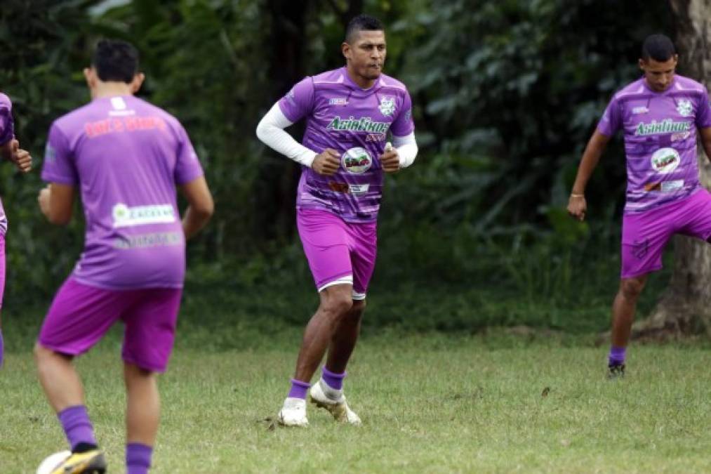 Tras ser presentado, el delantero Carlo Costly realizó su primer entrenamiento con el Platense y se mostró feliz de volver al club en el que debutó en la Liga Nacional. También dijo que ya piensa en su retiro. 'Si no se me dan bien las cosas, en este torneo serían los últimos seis meses de mi carrera, el cuerpo ya está un poco cansado'.