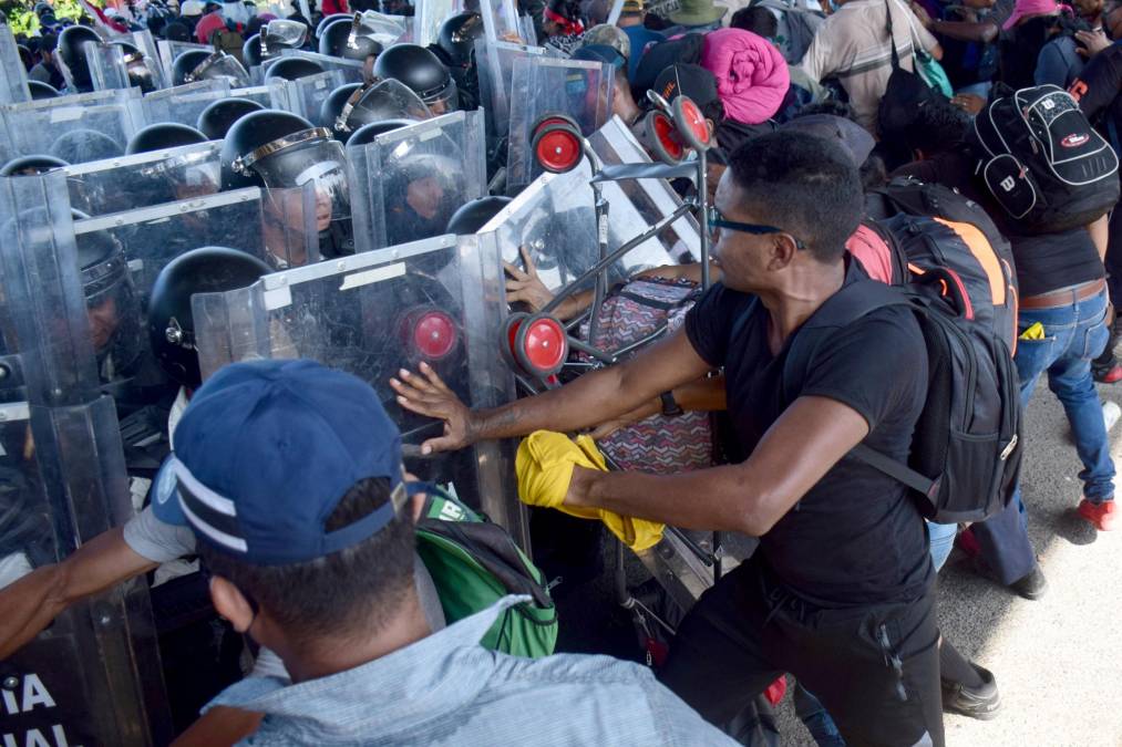 Los migrantes manifestaron estar dispuesto a todos y desbordaron en número a las autoridades mexicanas que se vieron obligadas a abrirles el paso.