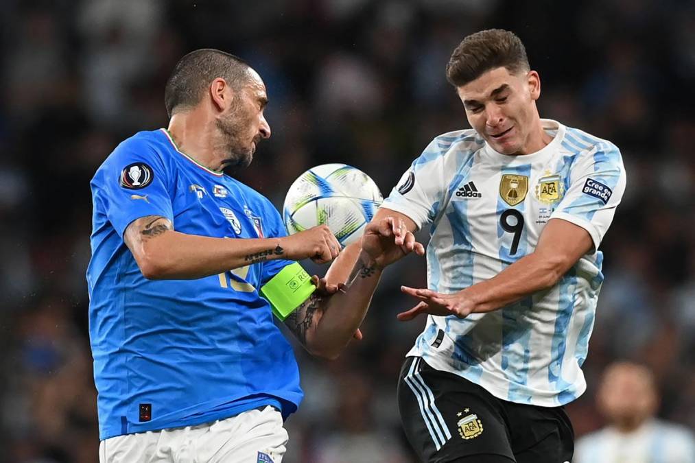 Julián Álvarez tuvo minutos. En la imagen disputa el balón con Leonardo Bonucci.