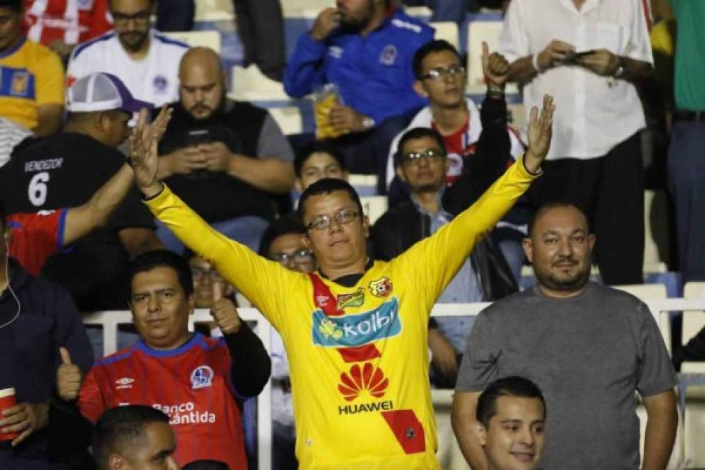 Este aficionado llegó con la camiseta del Herediano de Costa Rica a las graderías del estadio Nacional de Tegucigalpa.