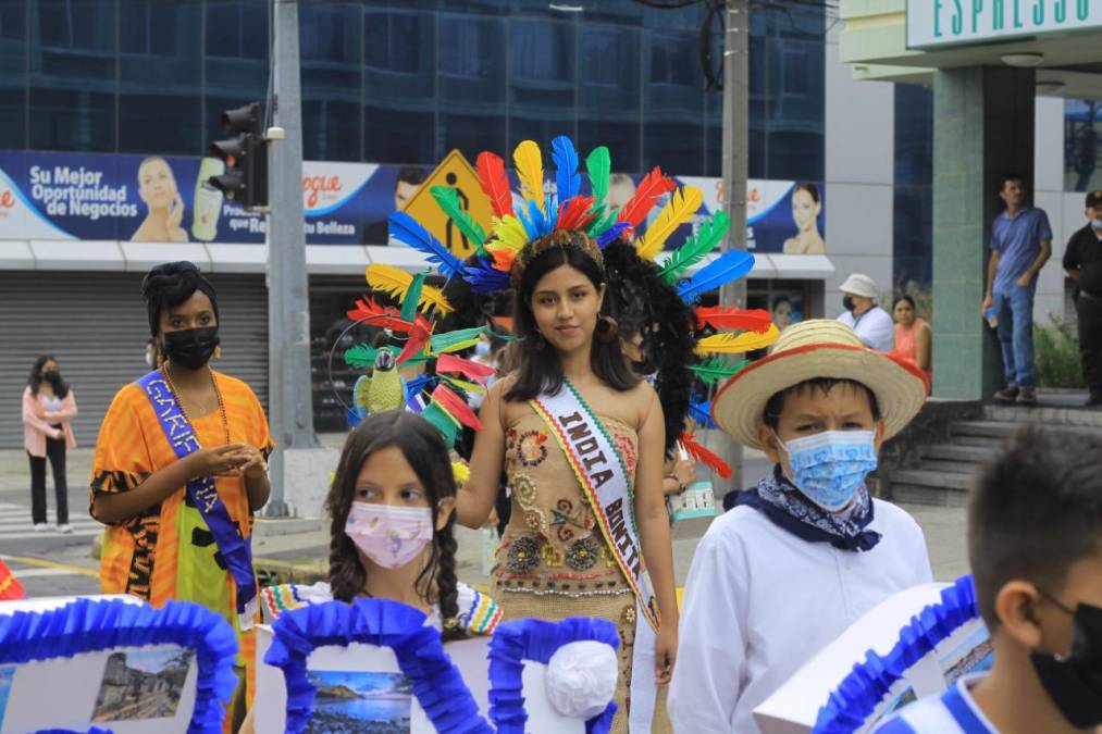 Hermosa jovencita, estudiante del Catalina Landis, desfiló vestida de India Bonita, representando la belleza de la mujer hondureña.