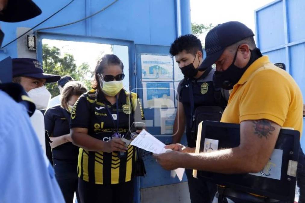 Personal autorizado e identificado con el Real España sí pudo entrar al estadio.