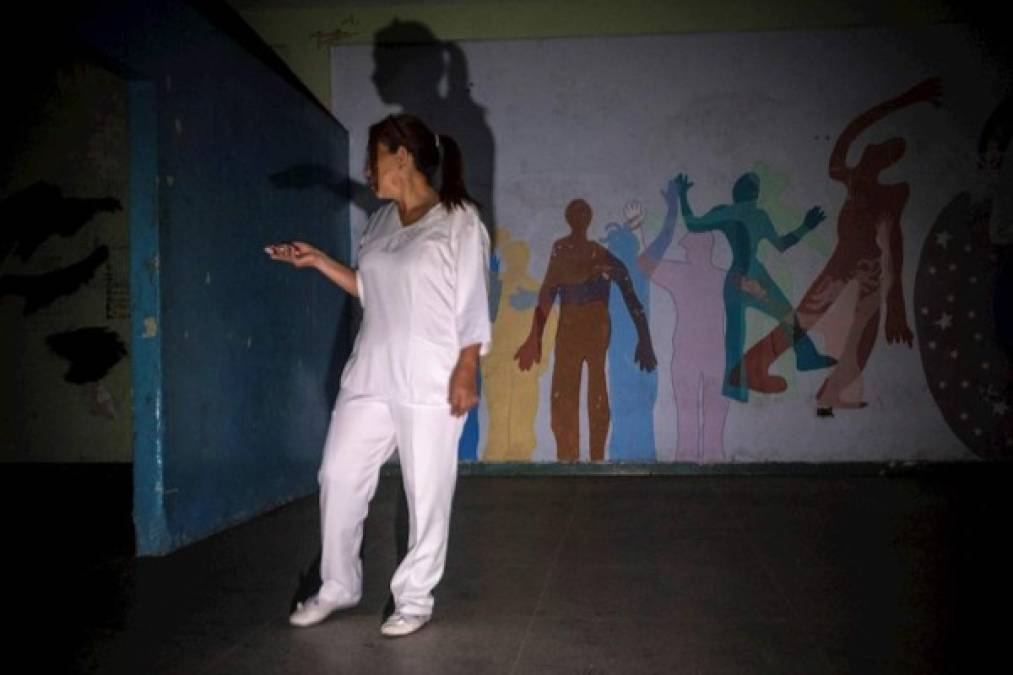 El hospital tiene capacidad para atender a 300 pacientes, sin embargo, solo un pequeño espacio está en funcionamiento y en pésimas condiciones, dijo Johana Hernández, enfermera del centro psiquiátrico.