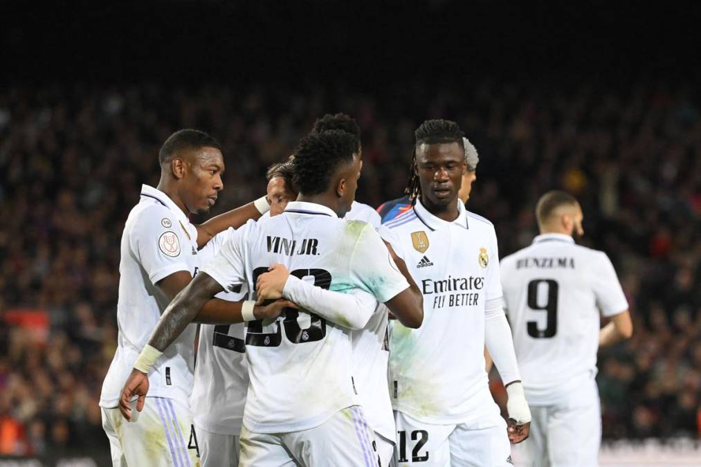 Vinicius fue felicitado por sus compañeros tras marcar el 0-1 del Real Madrid en el Spotify Camp Nou.