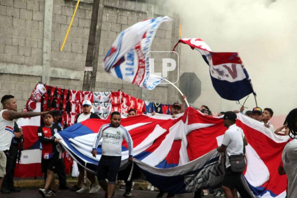 Los aficionados olimpistas montaron la fiesta en las afueras del estadio Municipal Ceibeño.