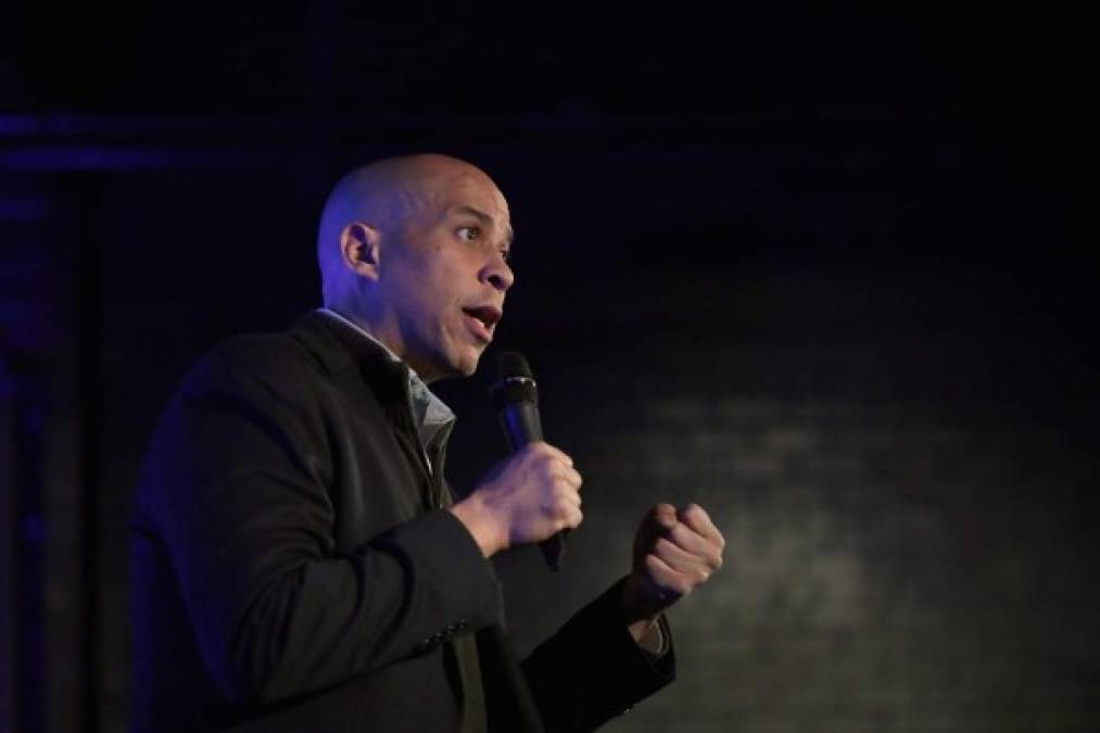 - Cory Booker -<br/><br/>Cory Booker, un carismático y mediático senador negro que a menudo es comparado con Barack Obama, anunció su candidatura el 1 de febrero con el llamado a unir a país dividido. El exalcalde de Newark, Nueva Jersey, de 49 años, es un usuario habitual de Twitter y un buen orador. Su nombre circulaba desde hacía unos años para la carrera presidencial. En 2016 Hillary Clinton lo contempló como compañero de fórmula.