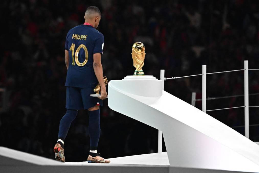 Kylian Mbappé se mostró muy triste cuando pasó a recoger la medalla de subcampeón del mundo.