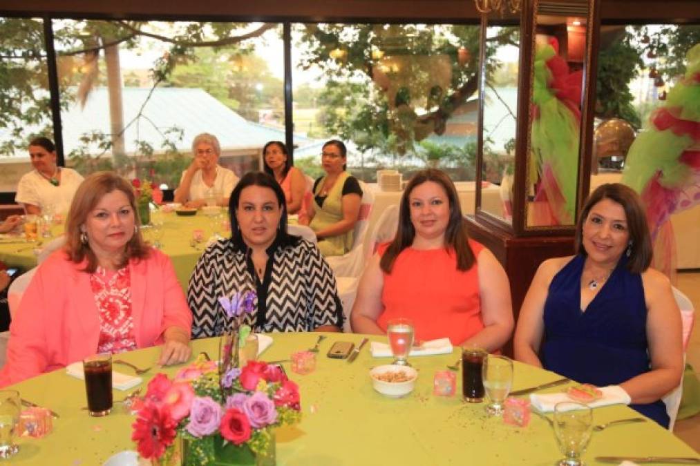 Claudia Bueso, Carola y Victoria Gauggel con Magda Medina.