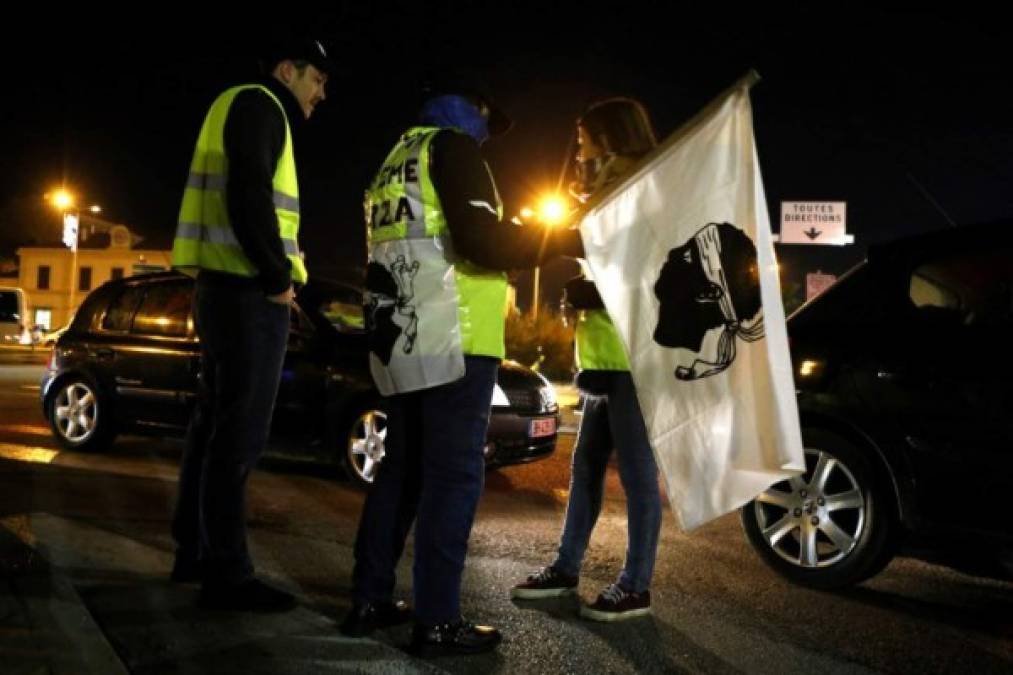 Ocho mil policías patrullarán las calles de París, donde además las autoridades aseguran que desplegarán vehículos blindados, como no se veía en la capital desde los disturbios de 2005.