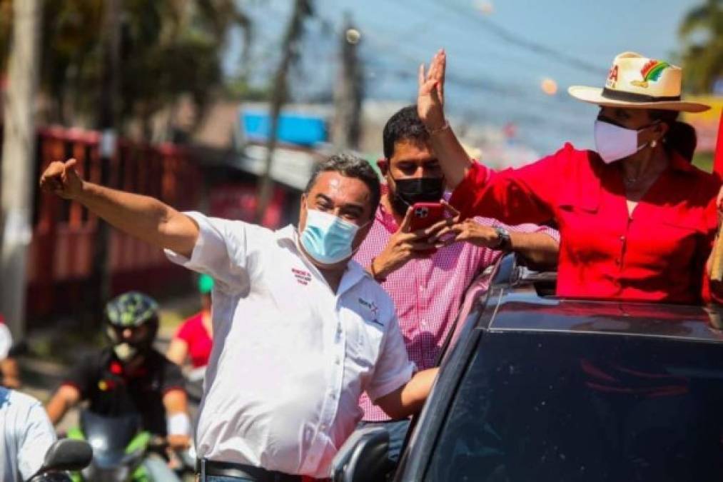 Contrario al candidato nacionalista, la esposa del expresidente Zelaya sí portaba mascarilla durante la caravana proselitista en el nororiente del país.