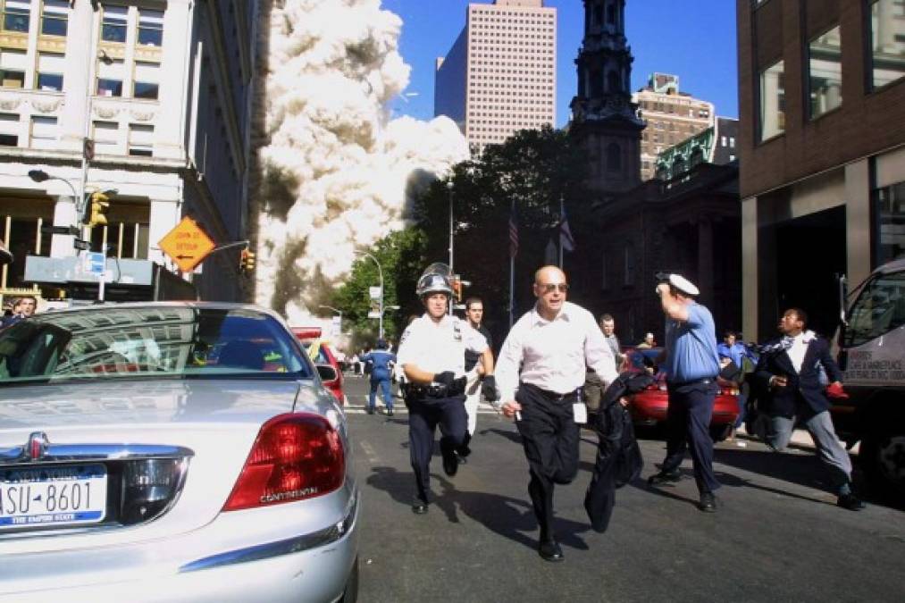 A las 9:59 a.m., menos de dos horas del impacto del segundo avión, la Torre Sur se derrumbó. Solo 18 de los cientos personas que estaban dentro del edificio lograron escapar antes del colapso.