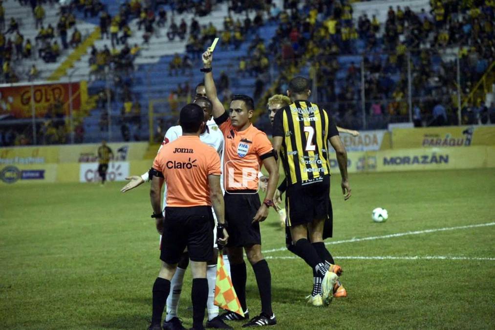 Said Martínez le terminó por mostrar tarjeta amarilla a Boniek García por sus reclamos.