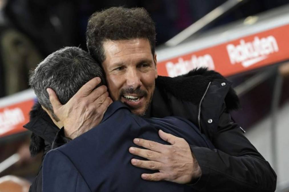 El fraternal abrazo entre los técnicos Diego Pablo Simeone y Ernesto Valverde antes del partido. Foto AFP