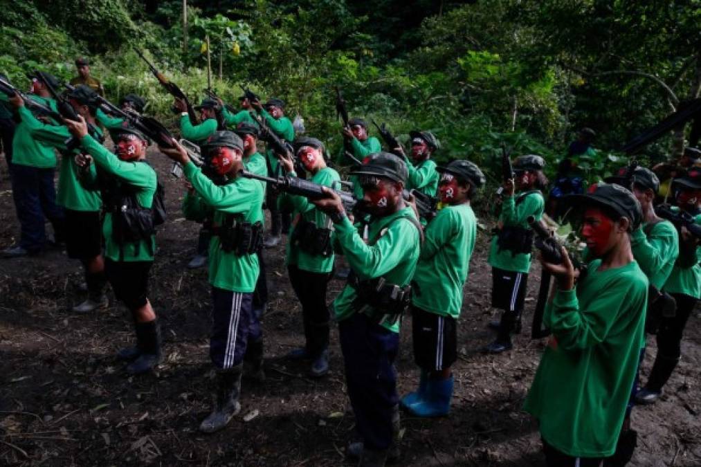 Filipinas. Celebran 49 aniversario. Combatientes del Nuevo Ejército Popular, brazo armado del Partido Comunista de Filipinas en la Sierra Madre de Luzón.