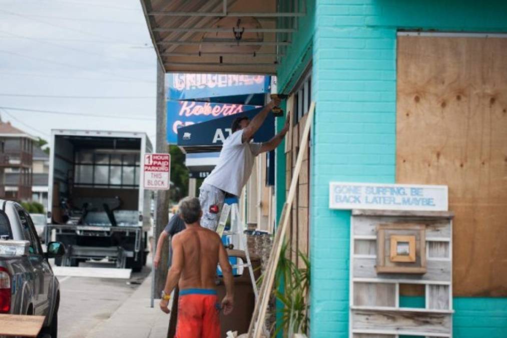 El Gobernador de Carolina del Norte, Roy Cooper, ordenó la evacuación de los Outer Banks, popular destino de turistas.