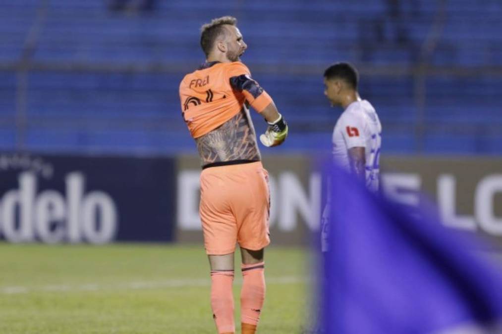 El portero del Seattle Sounders, Stefan Frei, le muestra al árbitro la marca que le dejó la patada de Yustin Arboleda. Estaba muy enfadado con el colombiano.