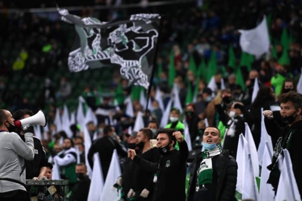 En plena pandemia, el estadio de Krasnodar (Rusia) albergó a muchos aficionados para el partido de su equipo el Krasnodar contra el Chelsea, que terminó ganando por goleada (0-4).