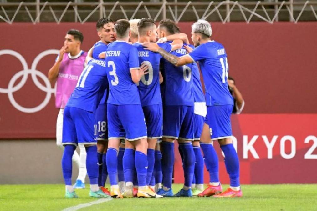 La celebración de los jugadores de Rumania tras el autogol de Elvin Casildo.