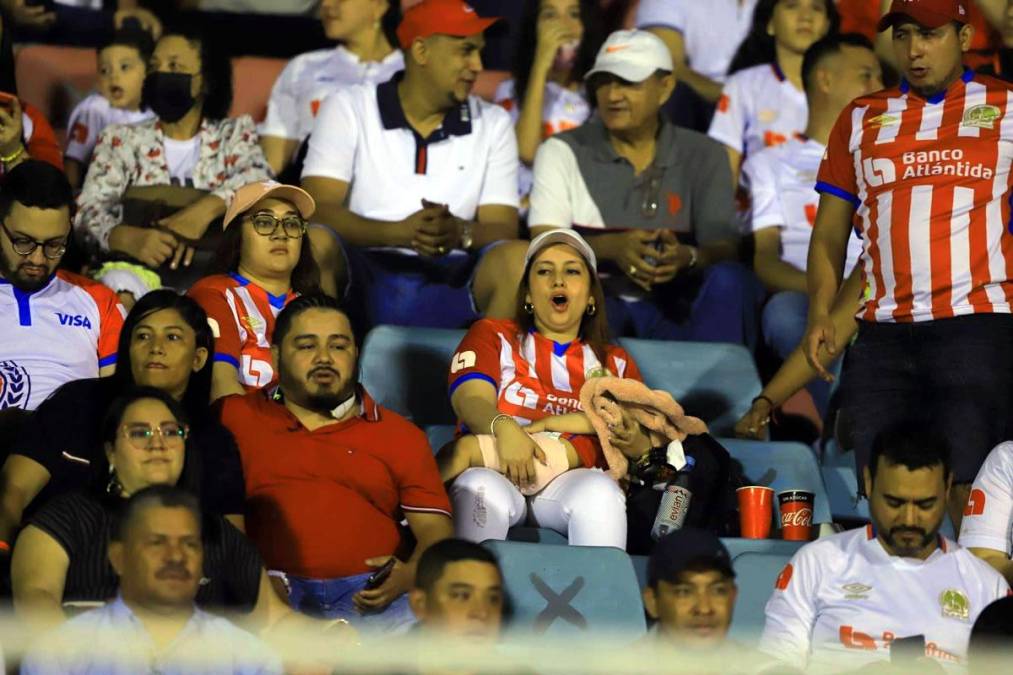 Aficionados del Olimpia en las gradas del estadio Ceibeño apoyando a su equipo ante el Motagua en la Gran Final.