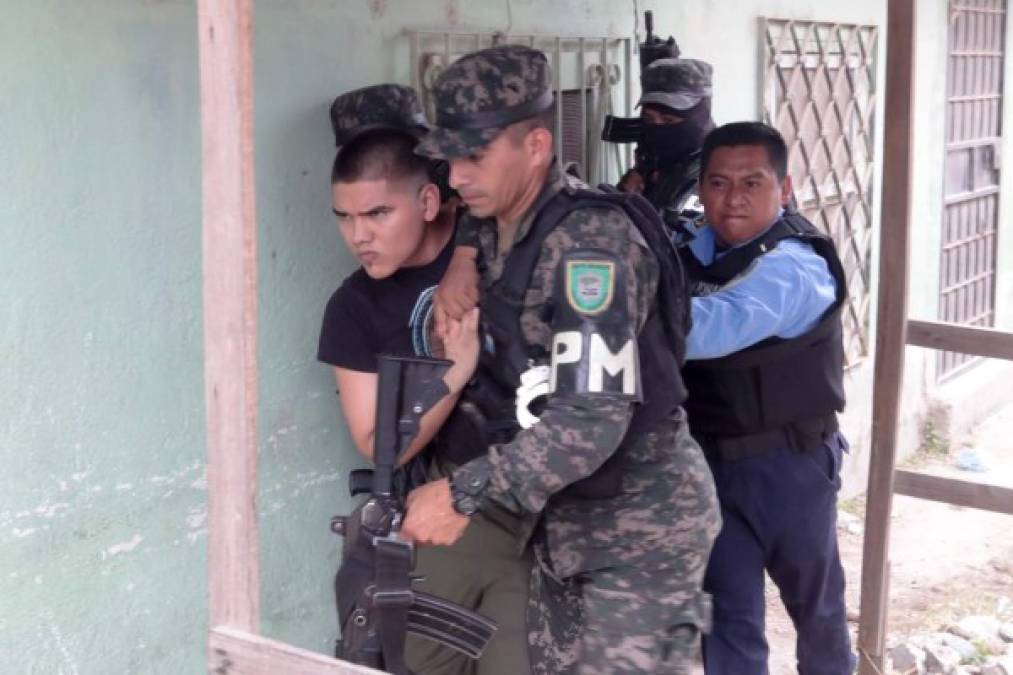 Tras el enfrentamiento, los agentes allanaron casas para capturar a los supuestos pandilleros.