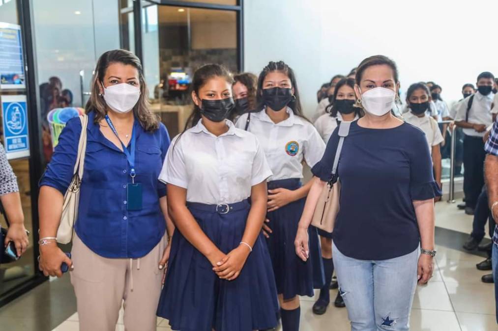 Catedráticos y alumnos disfrutaron de un día en el cine.