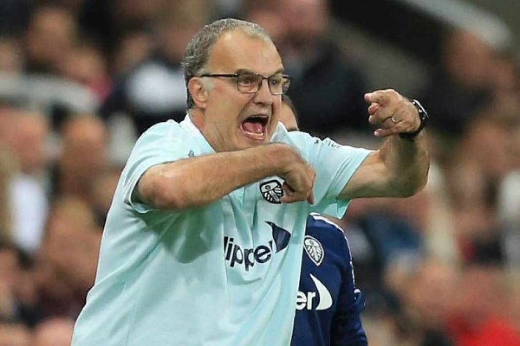 Marcelo Bielsa: Es otro de los que aparece en la lista de candidatos para reemplazar a Koeman en el FC Barcelona. Actualmente dirige al Leeds United de Inglaterra.