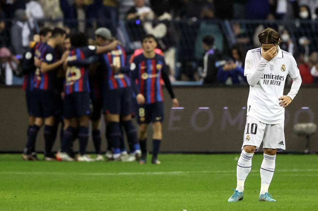 Luka Modric, abatido luego del segundo gol del Barcelona.