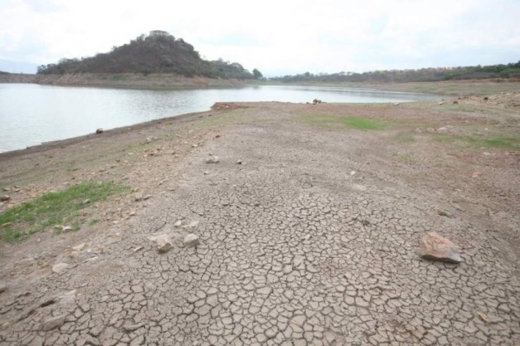 Históricamente, la capital ha tenido problemas con la captación de agua ya que los afluentes que suplen las represas que abastecen el servicio, han reducido su caudal debido a la deforestación y, ahora, al calentamiento global.<br/>