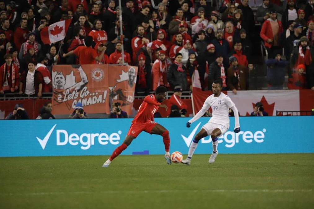 Óscar Almendárez marcando a Óscar Almendárez en un lance del partido.