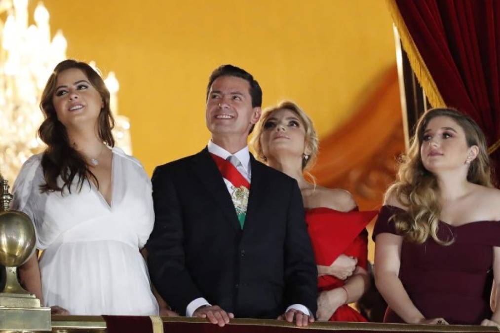 La primera vez que los seis hijos de la pareja presidencial aparecieron en el balcón de Palacio Nacional para acompañar Peña Nieto a dar el Grito de Independencia, ninguno era mayor de edad.