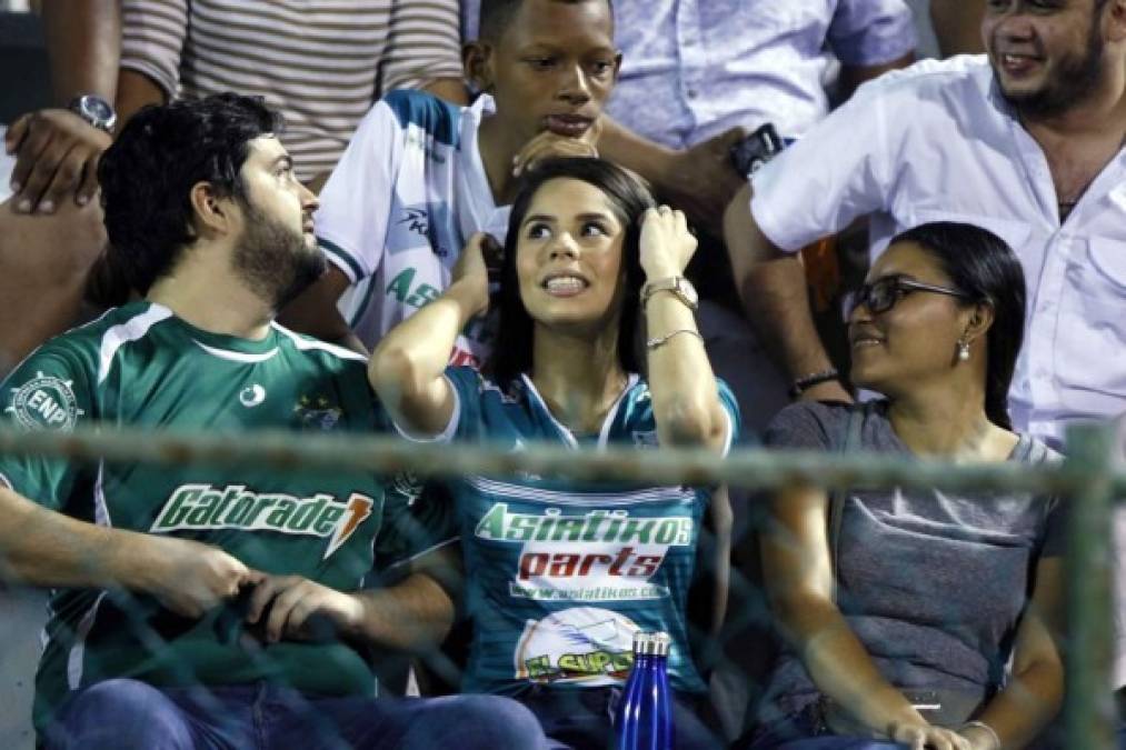 La afición del Platense asistió al estadio Excélsior para apoyar al equipo ante Olimpia.