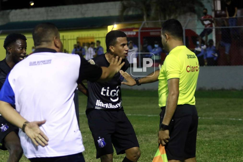 Selvin Guevara y el entrenador Jhon Jairo López le reclamaron al asistente uno Juan Carlos Otero por la anulación del gol.