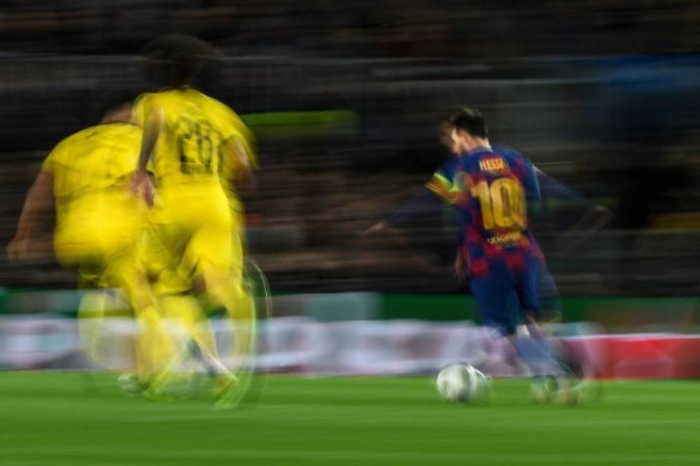 Llamativa imagen de Messi durante el partido.