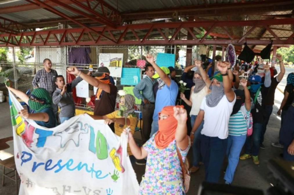 Fotos del desalojo de estudiantes en la Unah-vs en San Pedro Sula