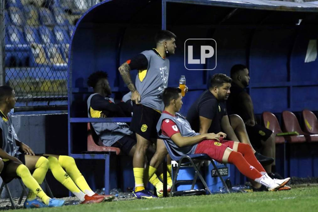 Ramiro Rocca no se sentó nunca. El delantero argentino estuvo impaciente en el banco de suplentes.