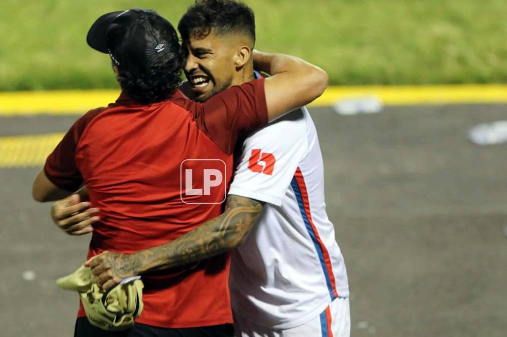 Pedro Troglio se abraza con Gabriel Araújo Carvalho tras el golazo de Carlos ‘Mango‘ Sánchez.