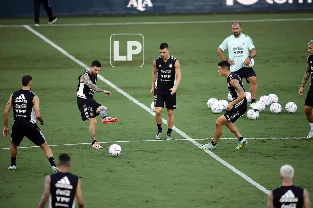 Messi no pierde el balón en el rondo que armó la selección argentina en el centro del campo.