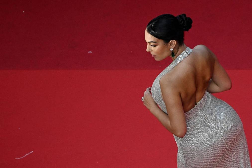 Georgina Rodríguez estuvo presente en el Festival de Cannes para recibir a “Elvis”, película de Baz Luhrmann sobre el rey del rock.