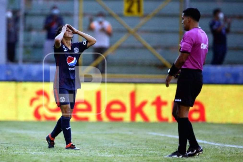 Así se lamentó Yostin Obando tras la oportunidad que tuvo para marcar.