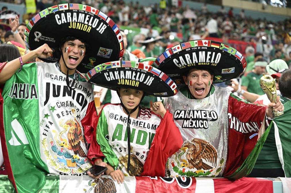 Los hinchas mexicanos llegaron vestidos como charros al estadio Lusail de Doha.