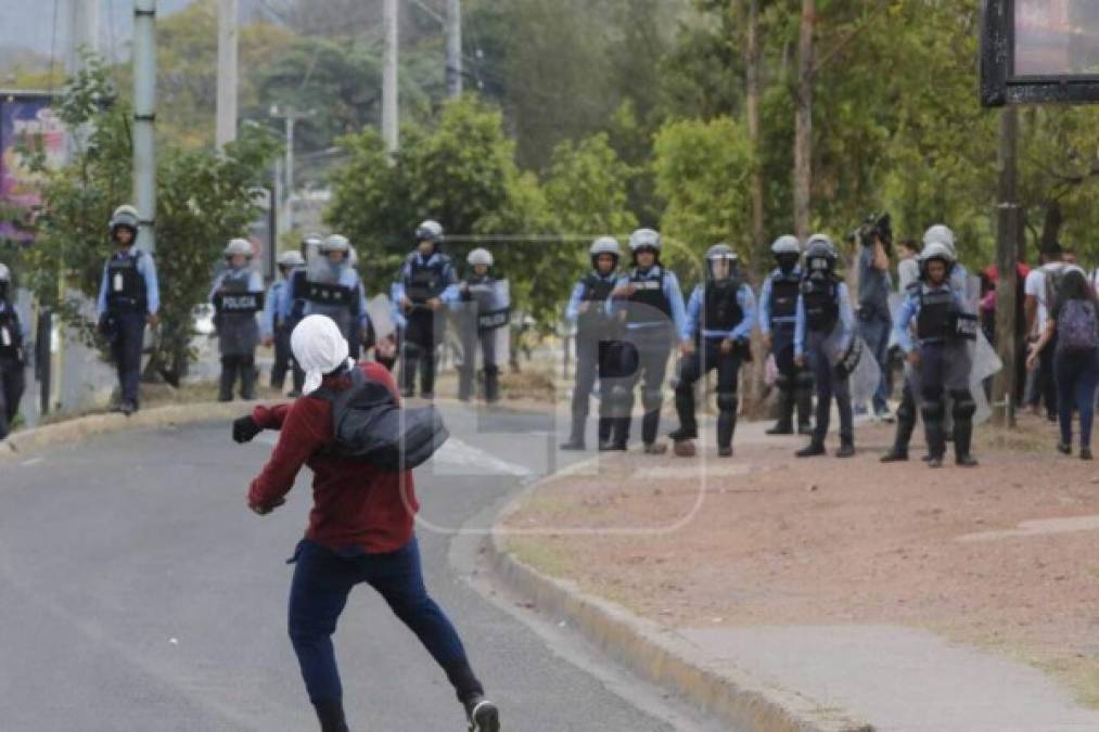 Los manifestantes habían quemado llantas y colocado piedras para obstaculizar el tráfico vehicular.